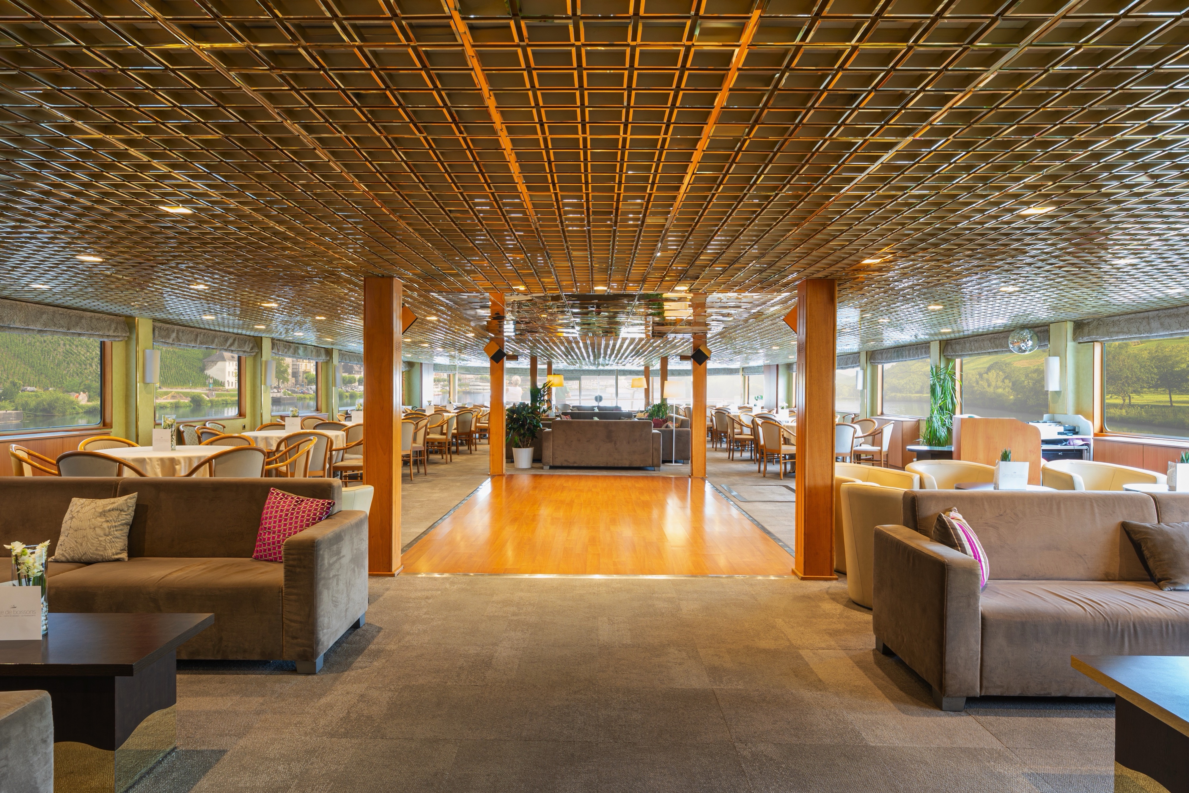 Lounge Bar with Dancefloor